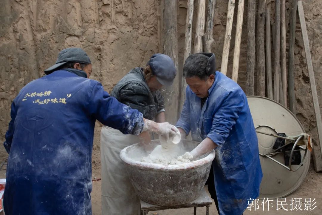 山东漏粉条的过程视频,漏瓢式粉条制作技术视频