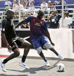 库里和科比打篮球,打篮球和踢足球哪个长个子