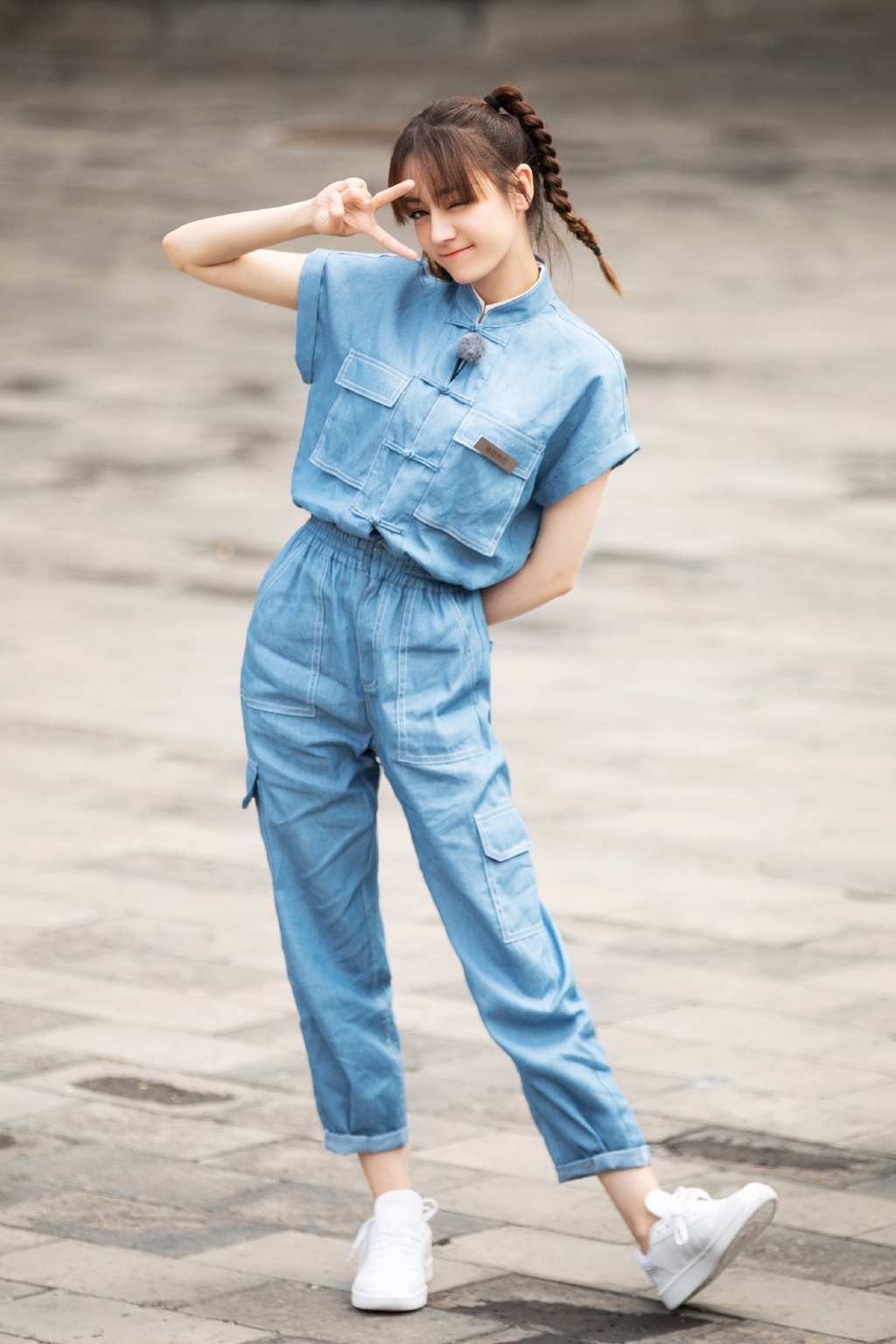 迪丽热巴穿粉色卫衣营造出少女感,迪丽热巴穿红色米老鼠卫衣