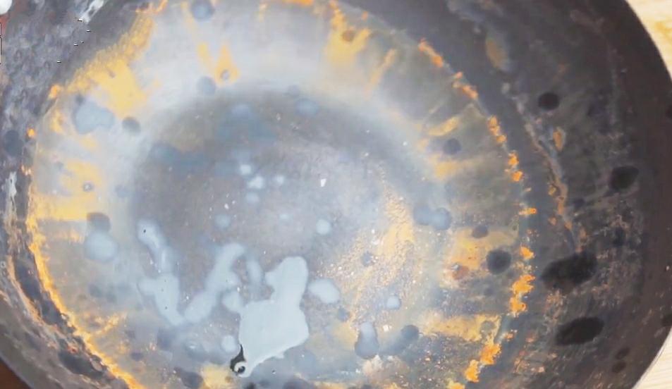 超简单的方法让铁锅不生锈不粘锅,生锈的铁锅别扔了学会这个小窍门