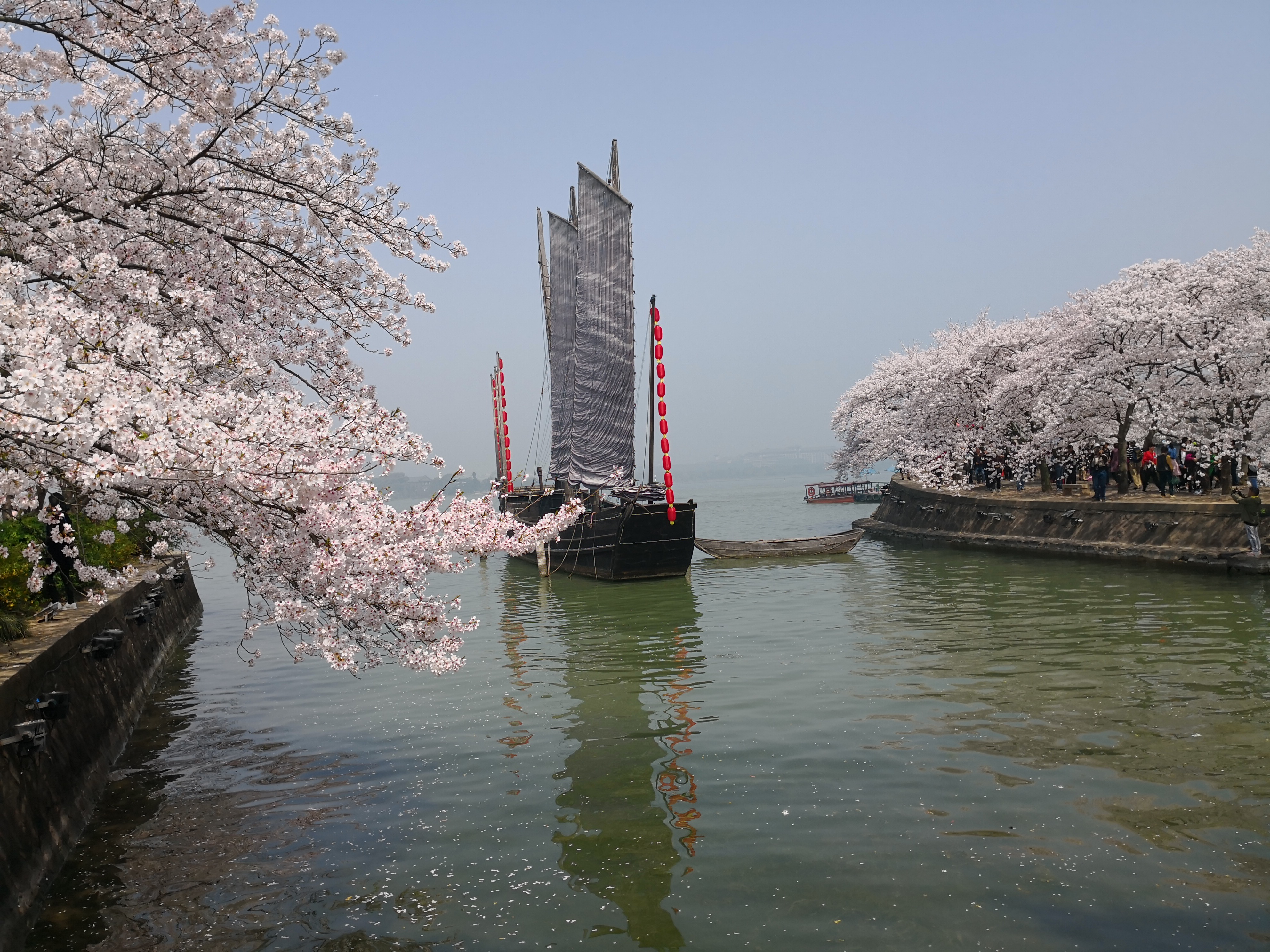 你心中的江南是怎样的？余光中笔下的江南：是山水是爱人是母亲