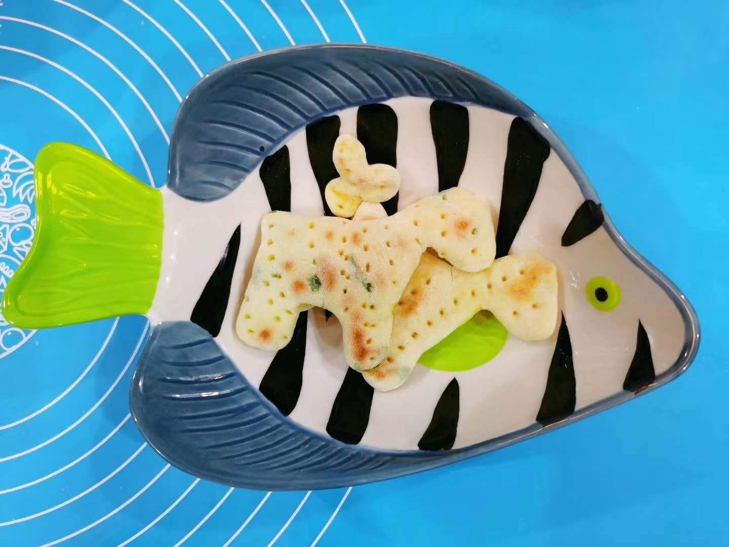 胃酸分泌过多可以吃苏打饼干吗,苏打饼干中和胃酸推荐