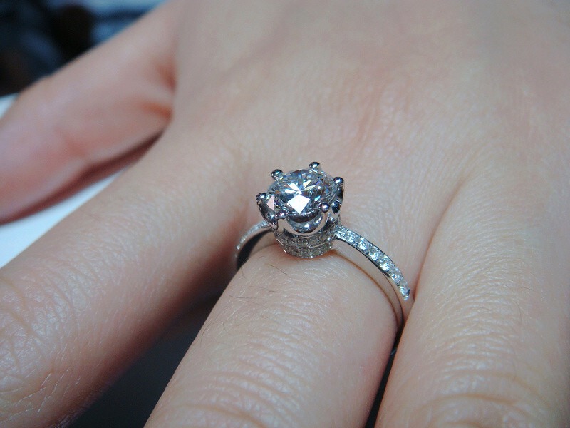 钻戒为什么圈会发黄,18k金钻戒戴久了会变色吗