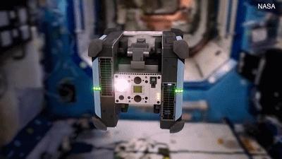 帮助宇航员回到宇宙飞船,帮助宇航员登上月球