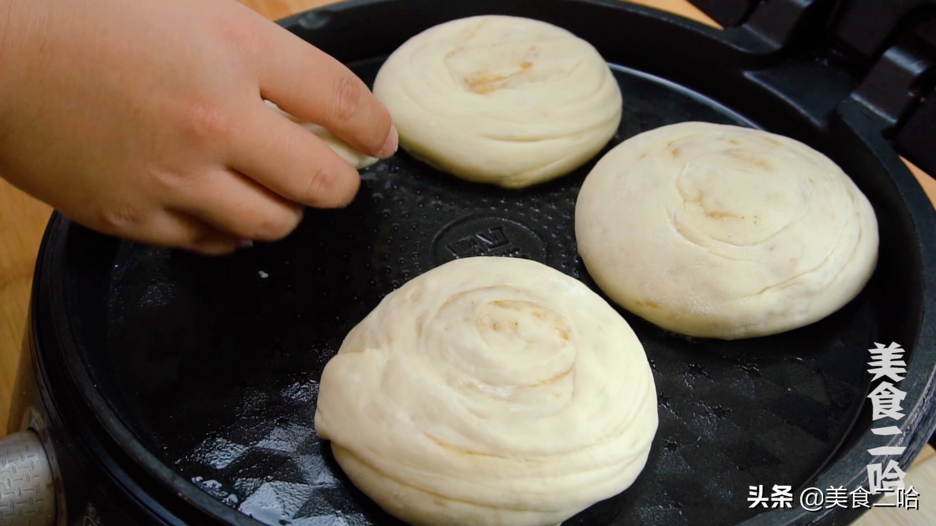 薄电饼铛烙饼的做法,电饼铛烙薄薄的饼做法