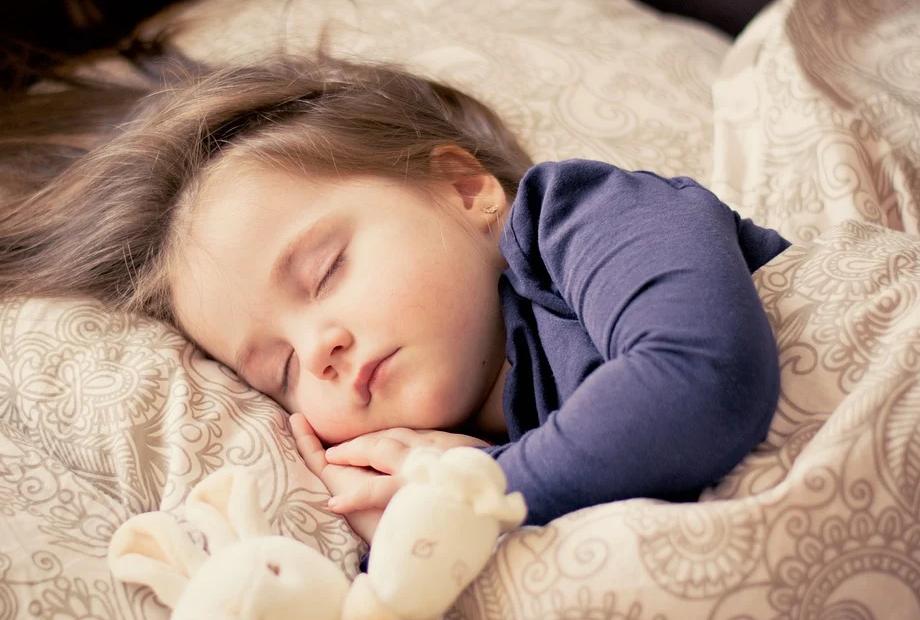 奶奶担心宝宝,奶奶怕孙子娶不到老婆