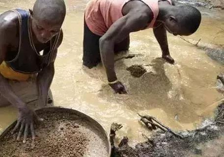 钻石的原石原来长这样,钻石的原石是特别的轻又硬