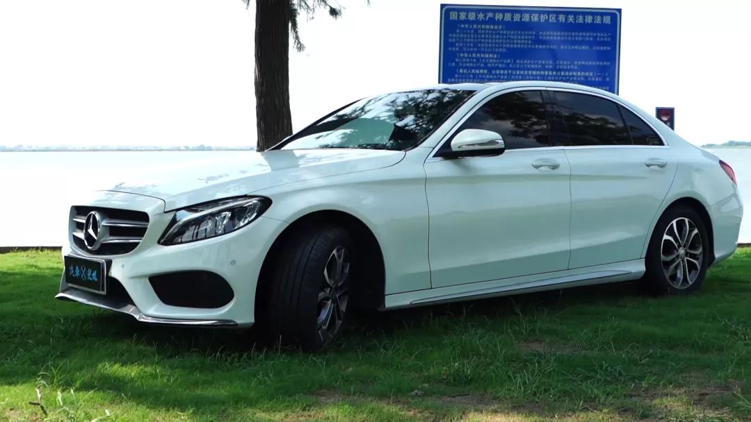 评两代奔驰C级：颜值就是战斗力
