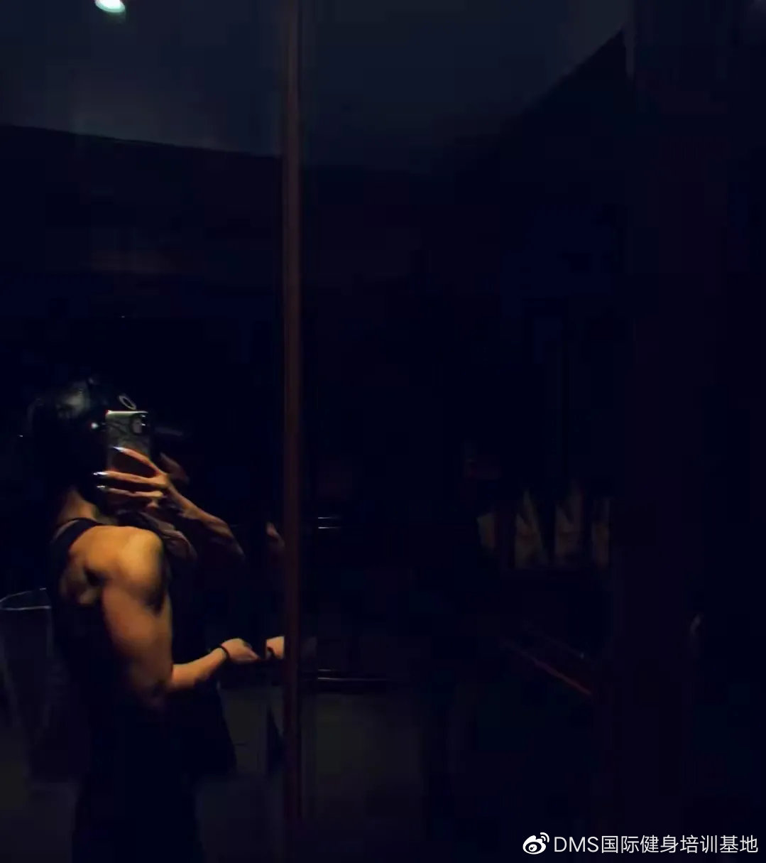 她，环游50+国家，40岁开始健身47岁登台参赛，她叫艾文仍在追梦