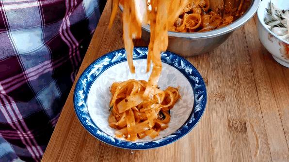 懒人凉皮面糊要注意什么,平底锅凉皮做出来发粘开裂