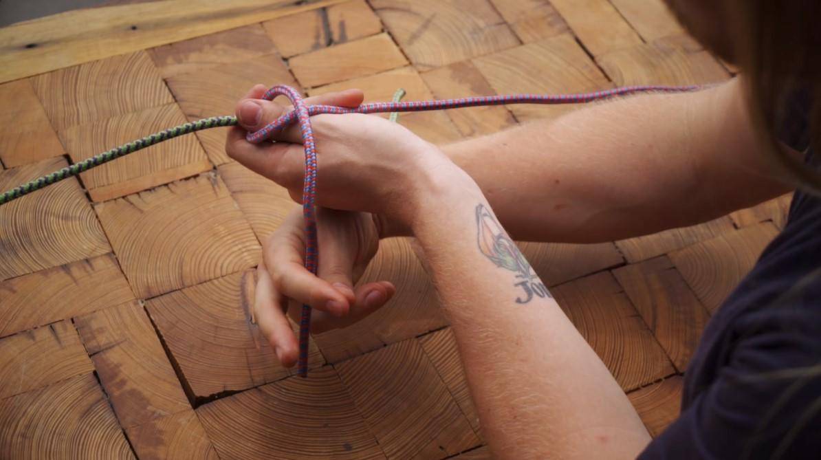 攀岩可以自动解开的绳子打结方法,攀岩怎么样打结可以来回收缩