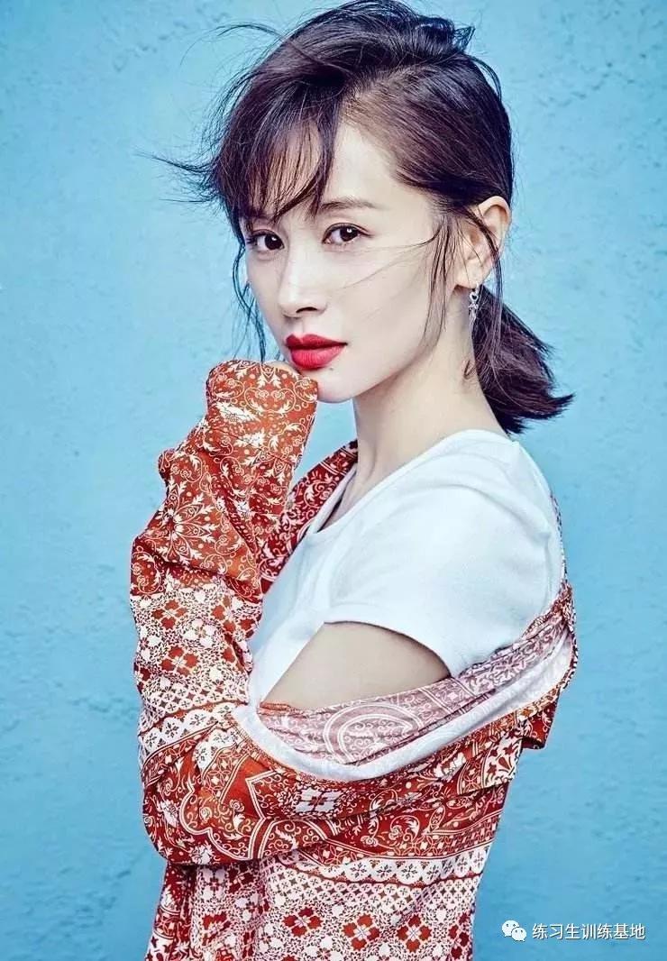 王子文踩小桌板的鞋,王子文穿鞋踩桌子视频