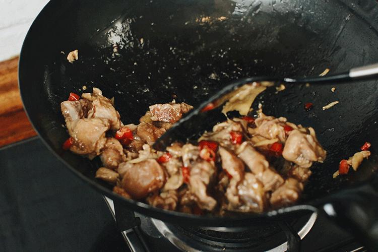 大厨炖鸡肉的做法大全,炒制出来的鸡肉外酥里嫩