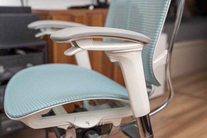 这把“无间道”椅凭什么敢卖到过万冈村Contessa2代