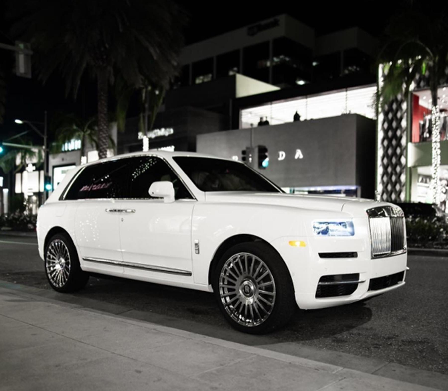 小伙开劳斯莱斯被阿姨吐槽,男子开劳斯莱斯跑滴滴被投诉