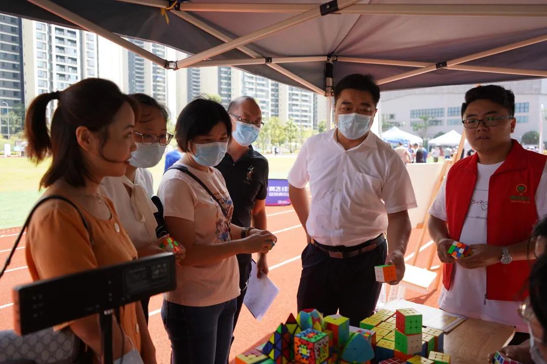 近百个摊摊摆进学校，校长家长都来了