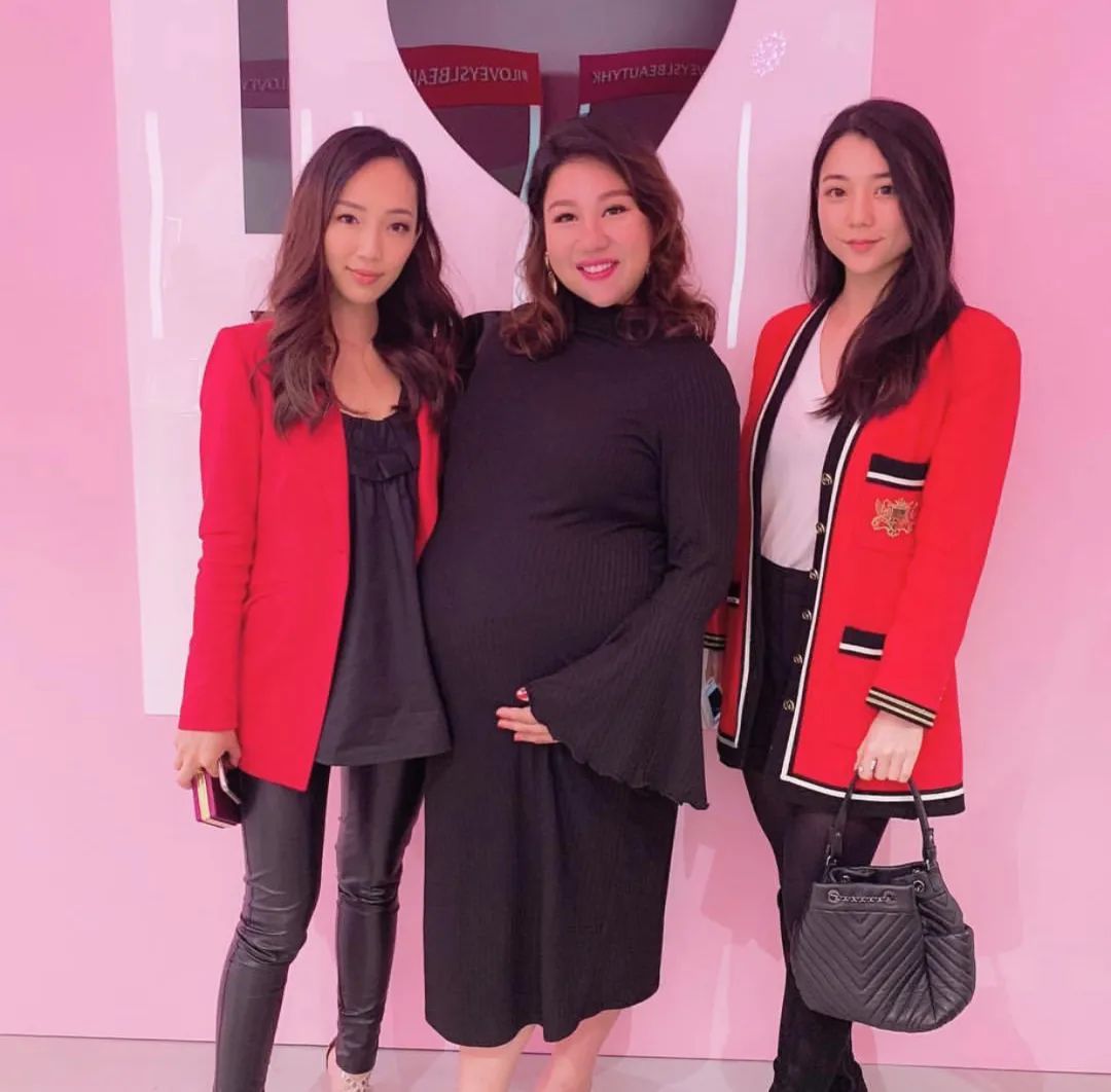 何超盈与何超英很像,何超盈女儿和奚梦瑶