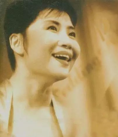 歌手李娜为什么剃度出家,李娜单飞为什么那么厉害