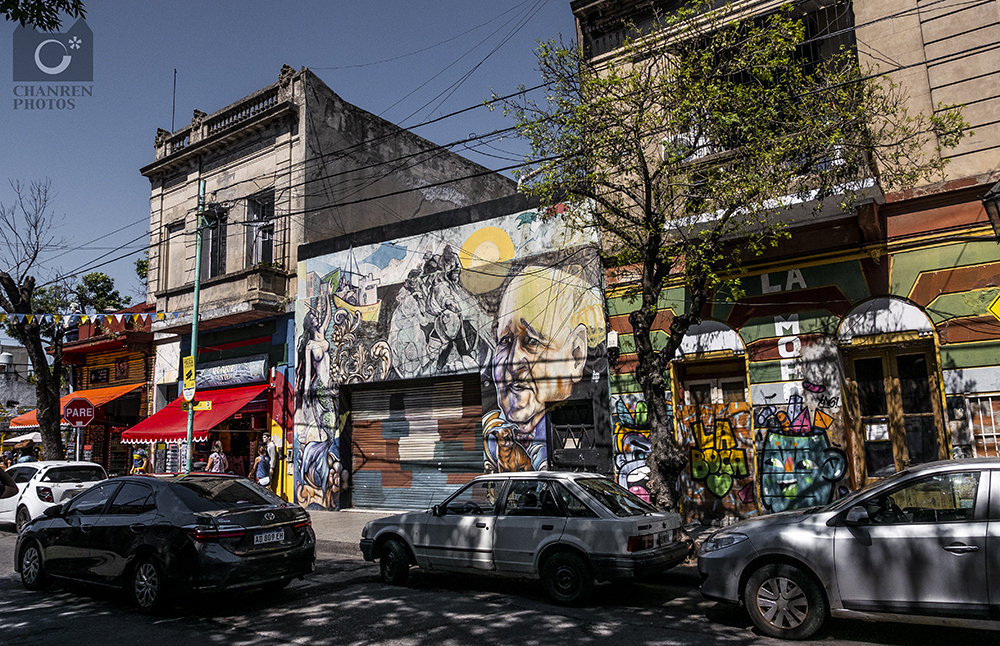 一个贩卖艺术和足球的彩色街区