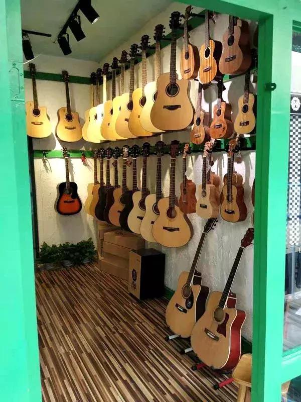 刺纹身脚踩松糕鞋那些年小寨百汇里西安80、90后的非主流青春