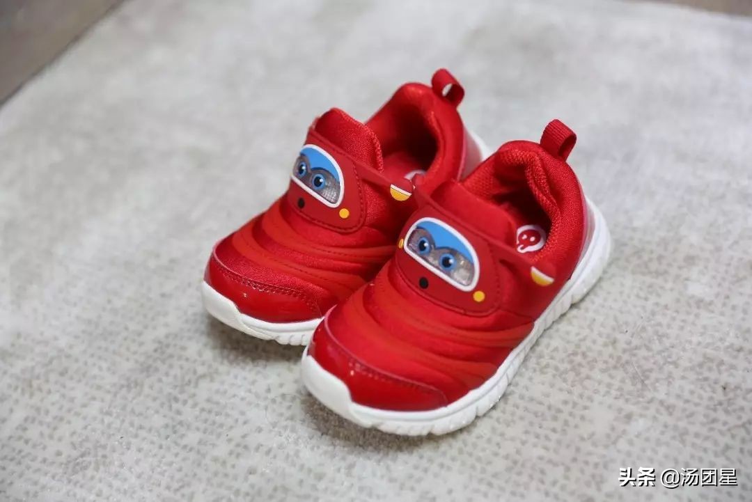 把乐迪穿在脚上起飞-小寻飞机侠儿童鞋
