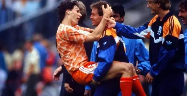 1984欧洲杯范巴斯滕零角度进球,欧冠传奇范巴斯滕