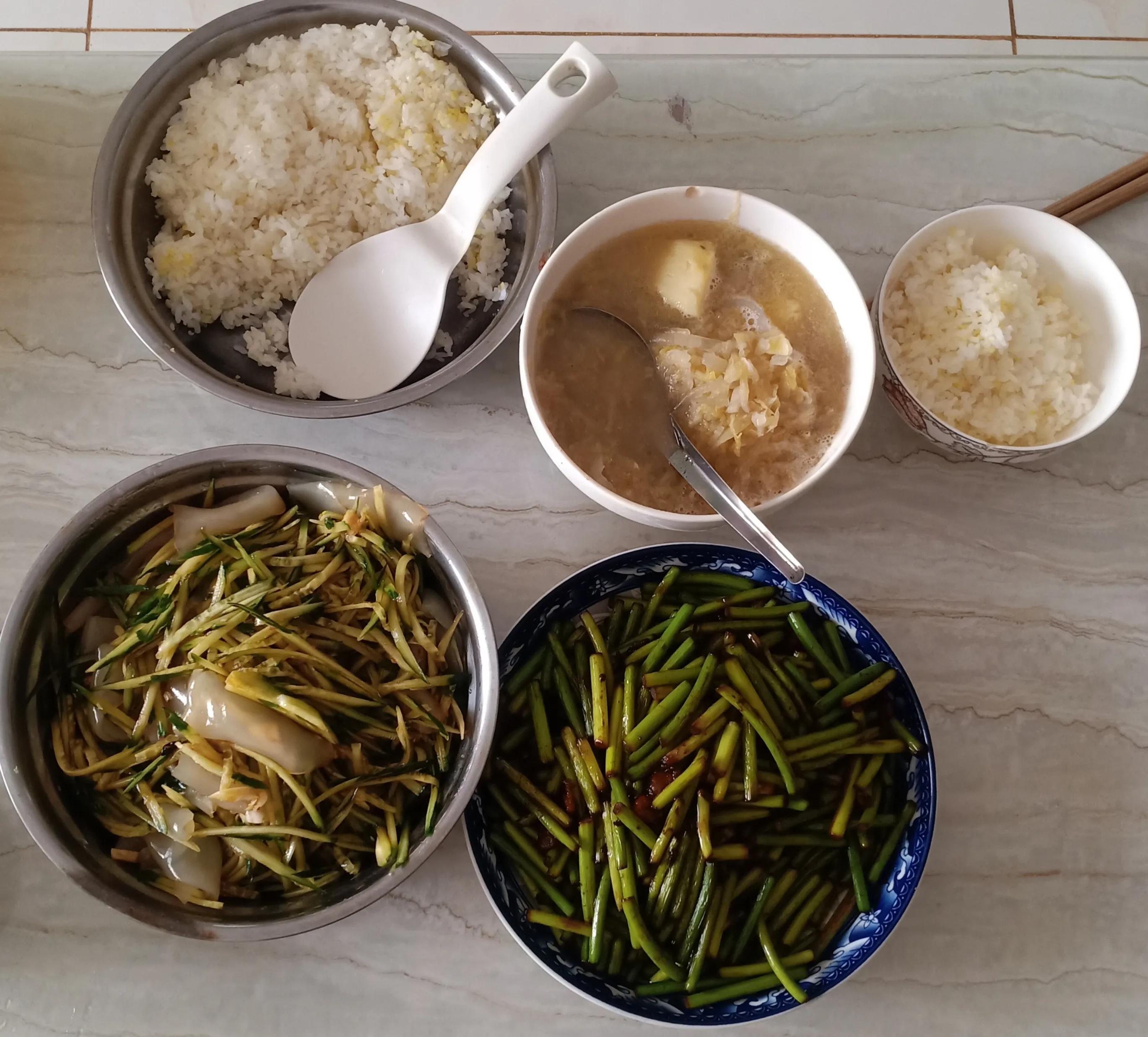 蒜薹白菜葫芦瓜拌面家常做法,蒜苔炒肉和西红柿鸡蛋泡饭