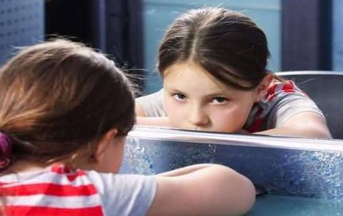 孩子被其他小朋友孤立怎么开导,妈妈不和自己玩怎么办