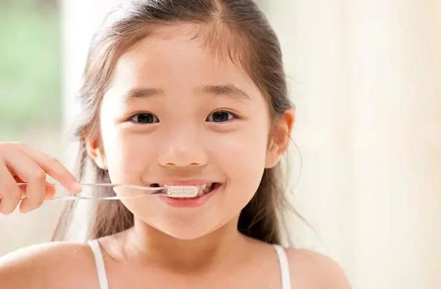 一张嘴臭牙齿就臭怎么办,一张嘴就口臭小妙招