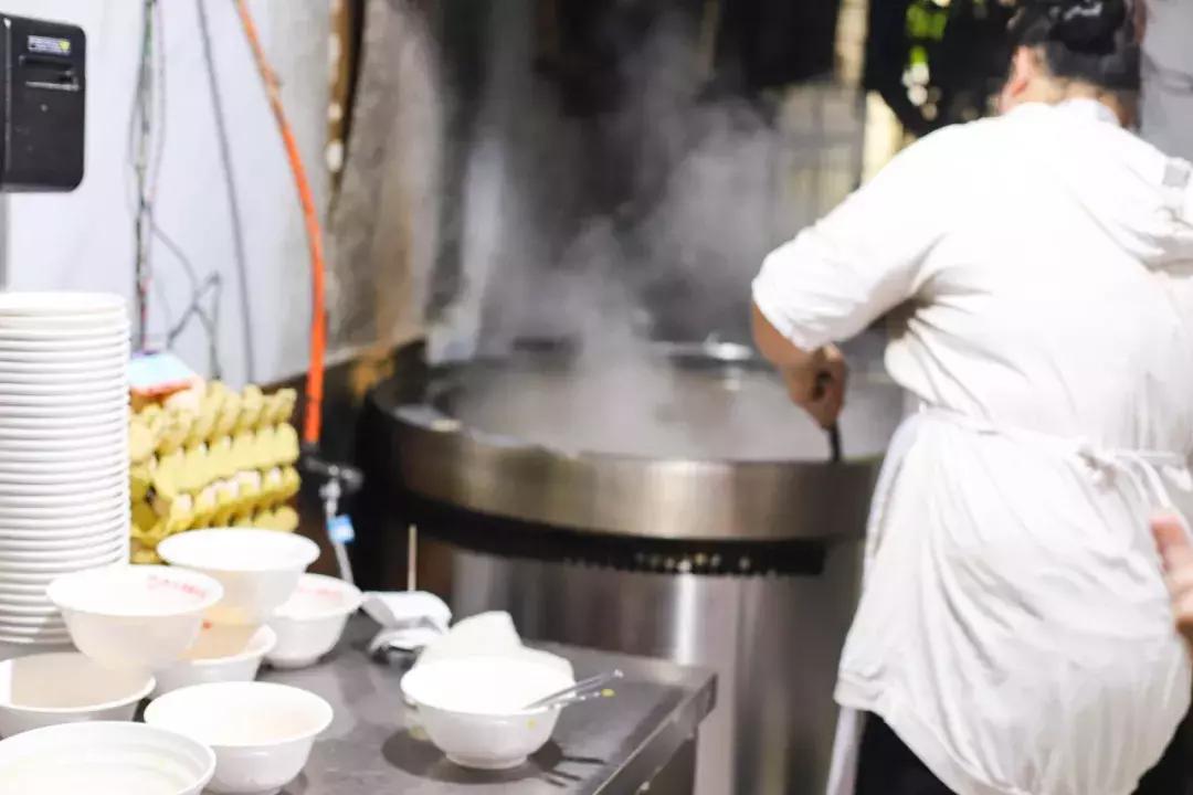 从摆摊到开店，阜阳20多年的早餐店，生意火到老板需要拿话筒喊号