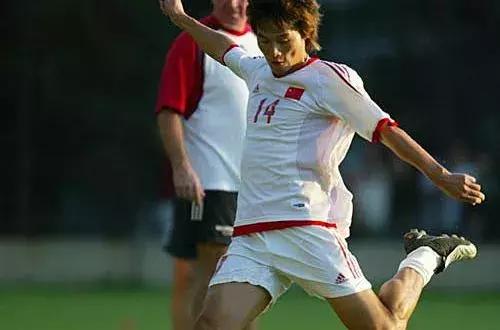 足球英语soccer与football区别,英式足球是soccer还是football