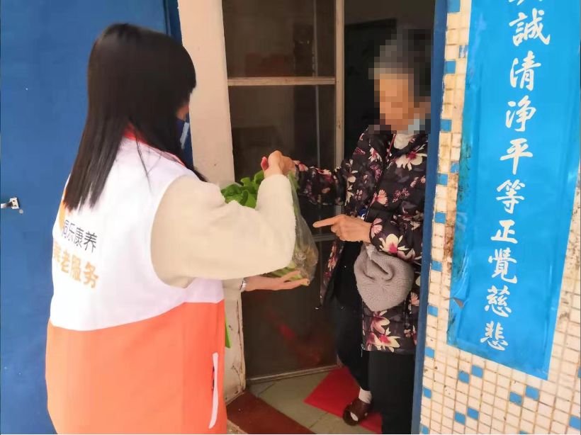 荔湾|送口罩、上门消毒、代购物品……海龙街的他们暖心帮助辖内长者