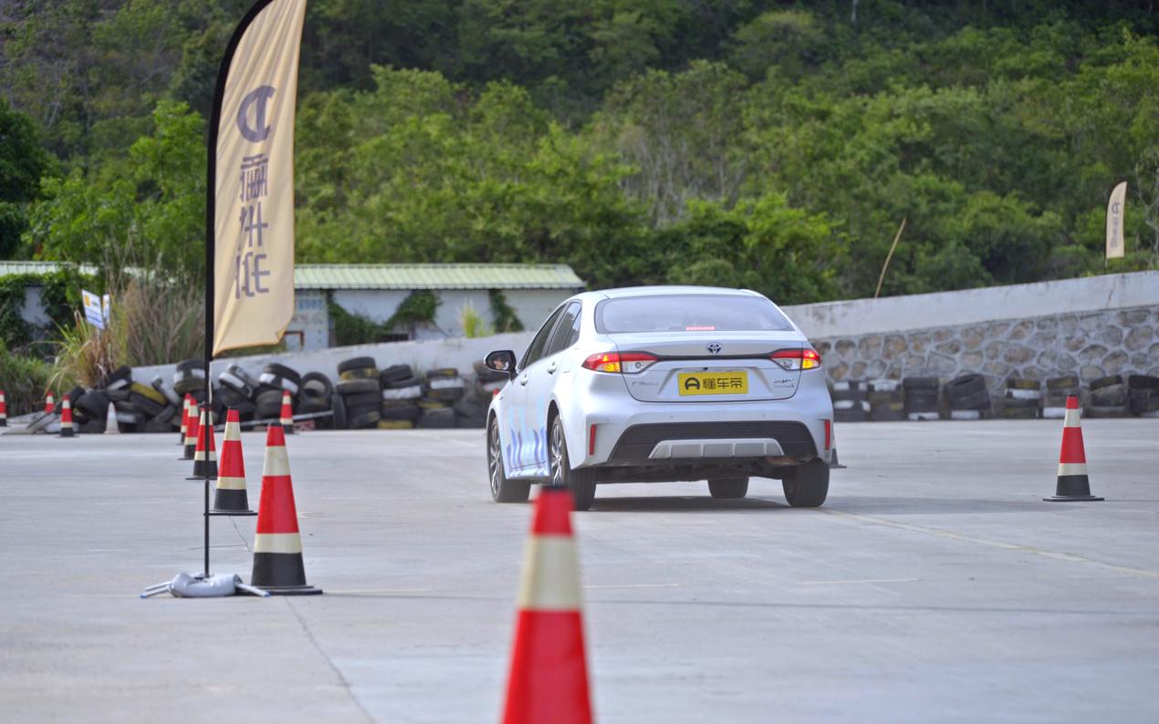 丰田双擎混动开不坏,2022丰田雷凌双擎1.8he-cvt进取版