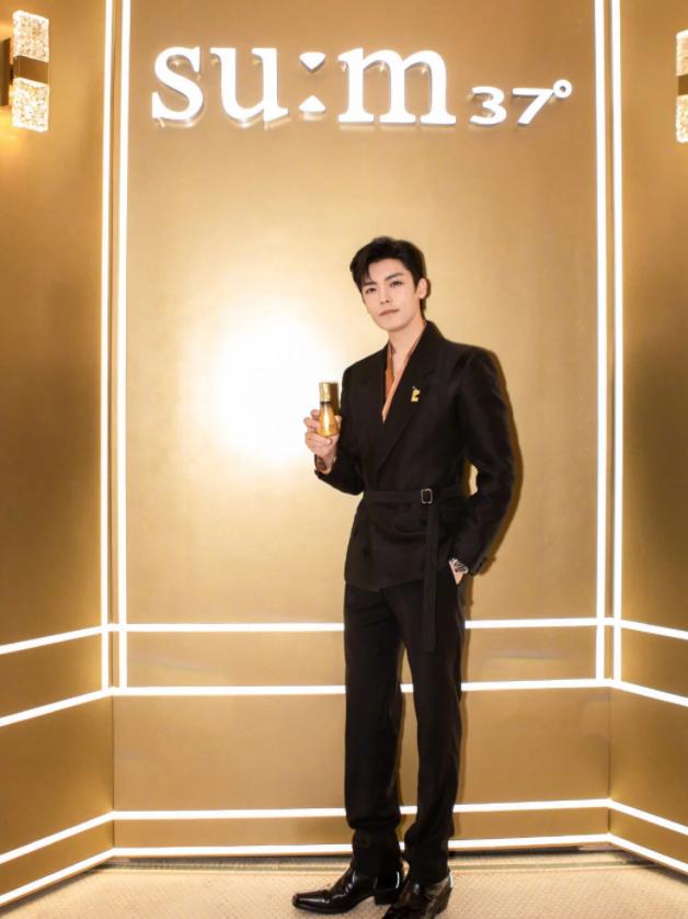 侯明昊蓝白拼接西装造型,侯明昊黑色西装图片