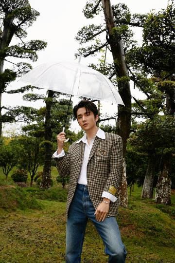 张新成回廊亭穿西服显瘦,县委大院张新成撑伞照片