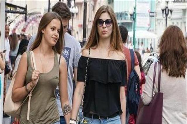 俄罗斯人第一次来中国，对国人说：这东西这么贵，还能当水喝