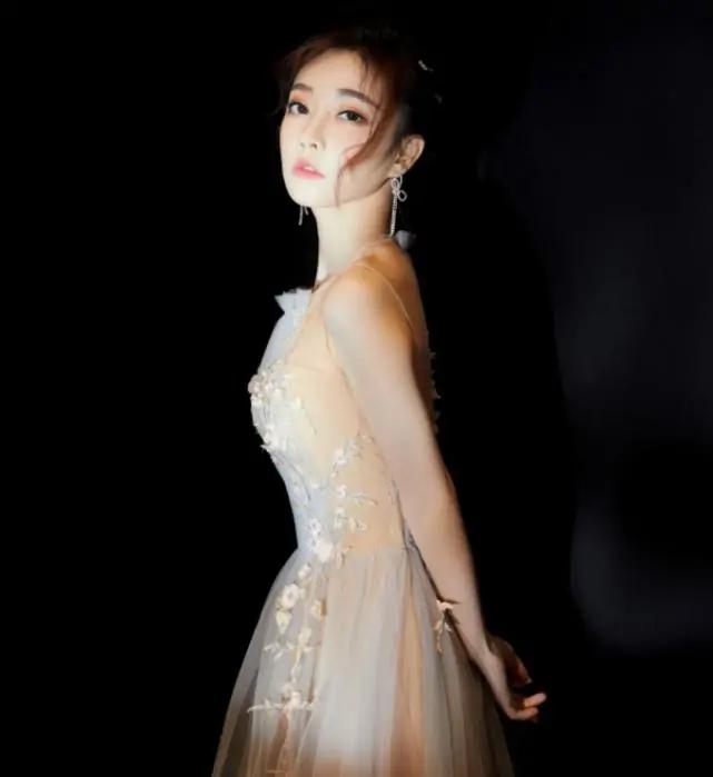 冯提莫蕾丝吊带露背连衣裙,冯提莫惊艳美女