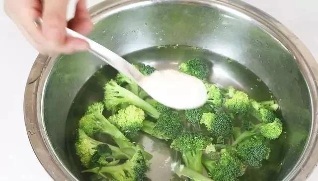 西兰花上面有什么脏东西,西兰花的脏东西怎么清洗