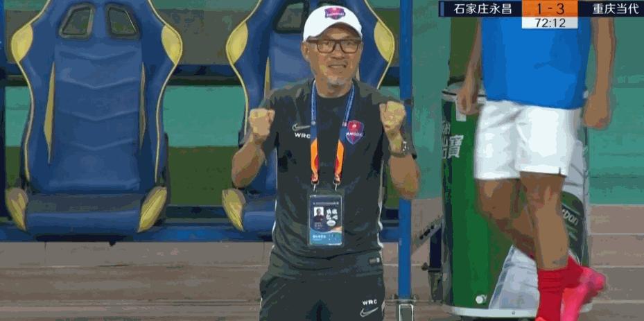 中圈开球进攻后，三人在六秒钟内用两脚传球凿穿七人防线完成破门