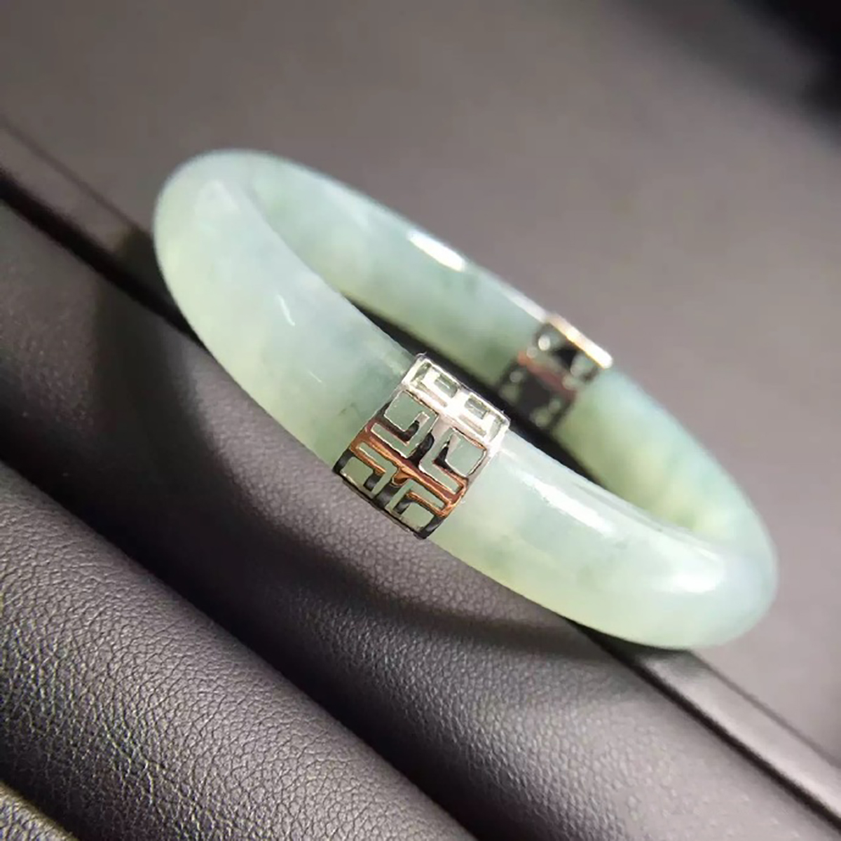 翡翠手镯摔断修复图片,翡翠手镯摔断了修复多少钱