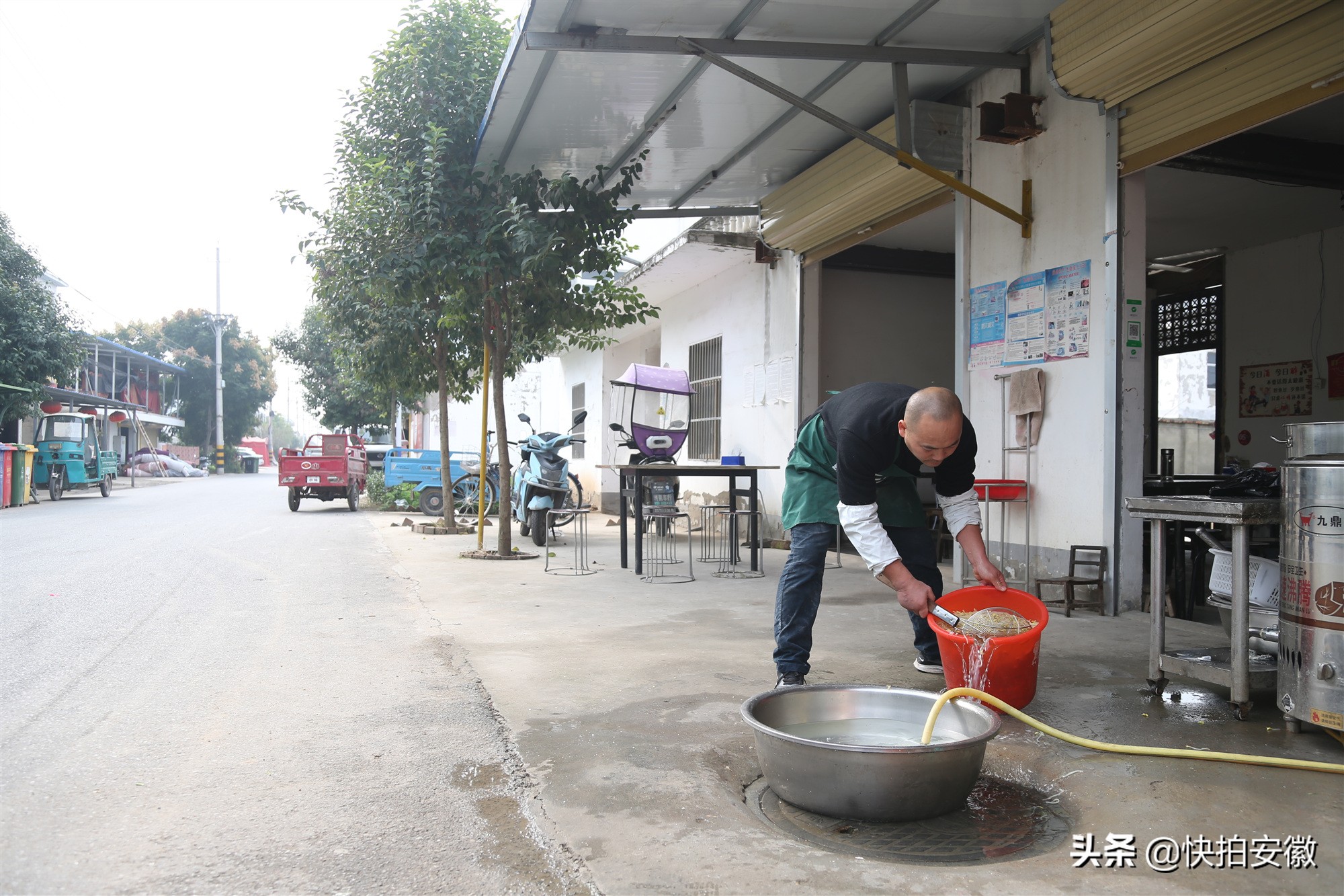 男子用铁锤练功致手变形，妻称是自残，功成后开手工面馆生意爆棚