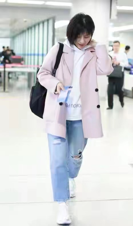 小个子粉色长款大衣搭什么宽头鞋,穿粉色大衣配什么颜色的包包好看