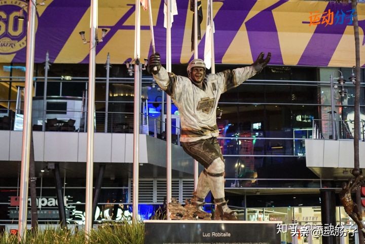 斯台普斯球馆雕像,斯台普斯中心门前的雕像