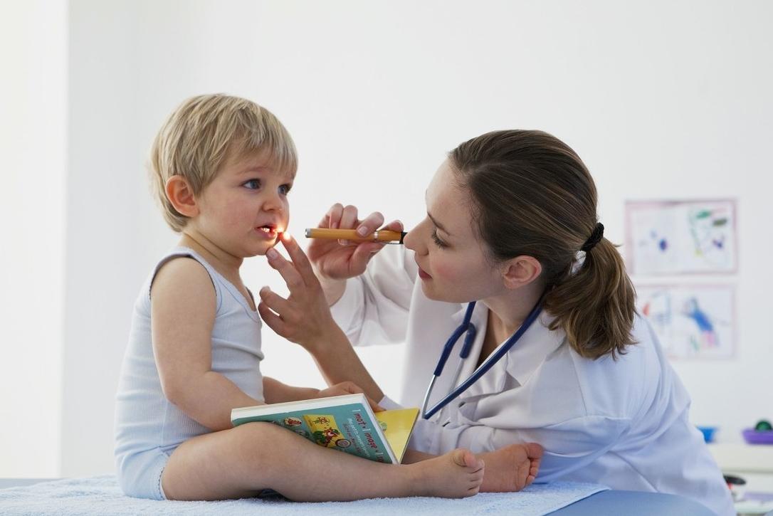 孩子吃饭“咔”到喉咙，该吞咽还是催吐？一步做错，后果会很严重