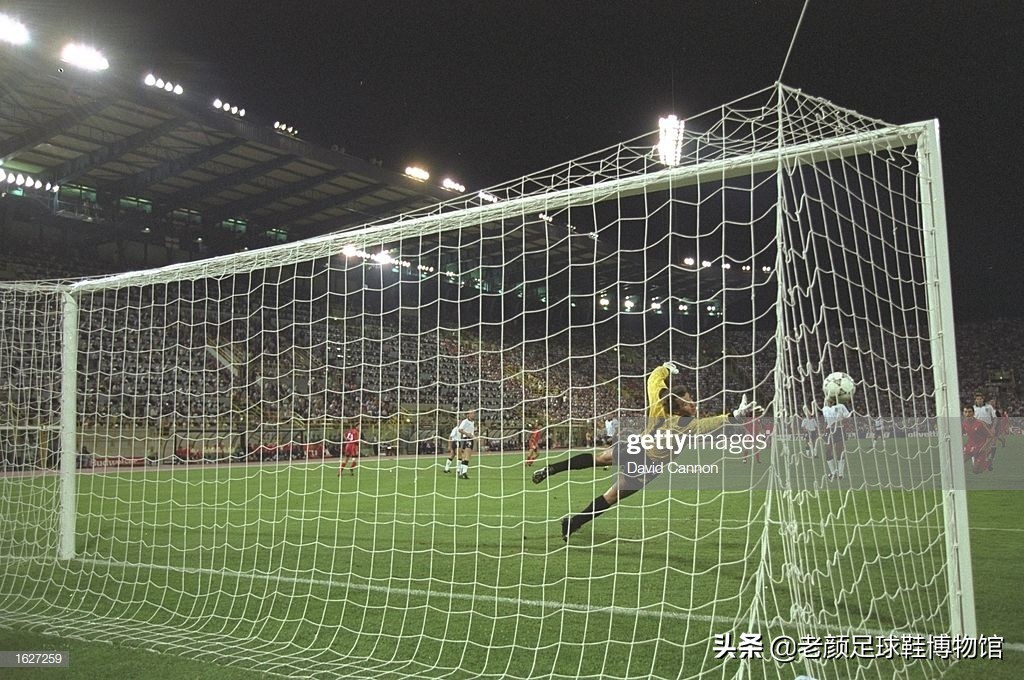 第一个穿白球鞋的足球运动员,第一个穿耐克篮球鞋的nba运动员