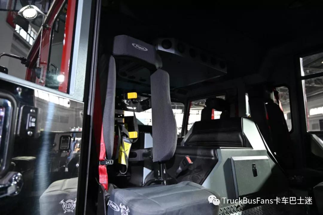 豪士科超高层供液消防车,供液能力达到420米,采用550马力底盘