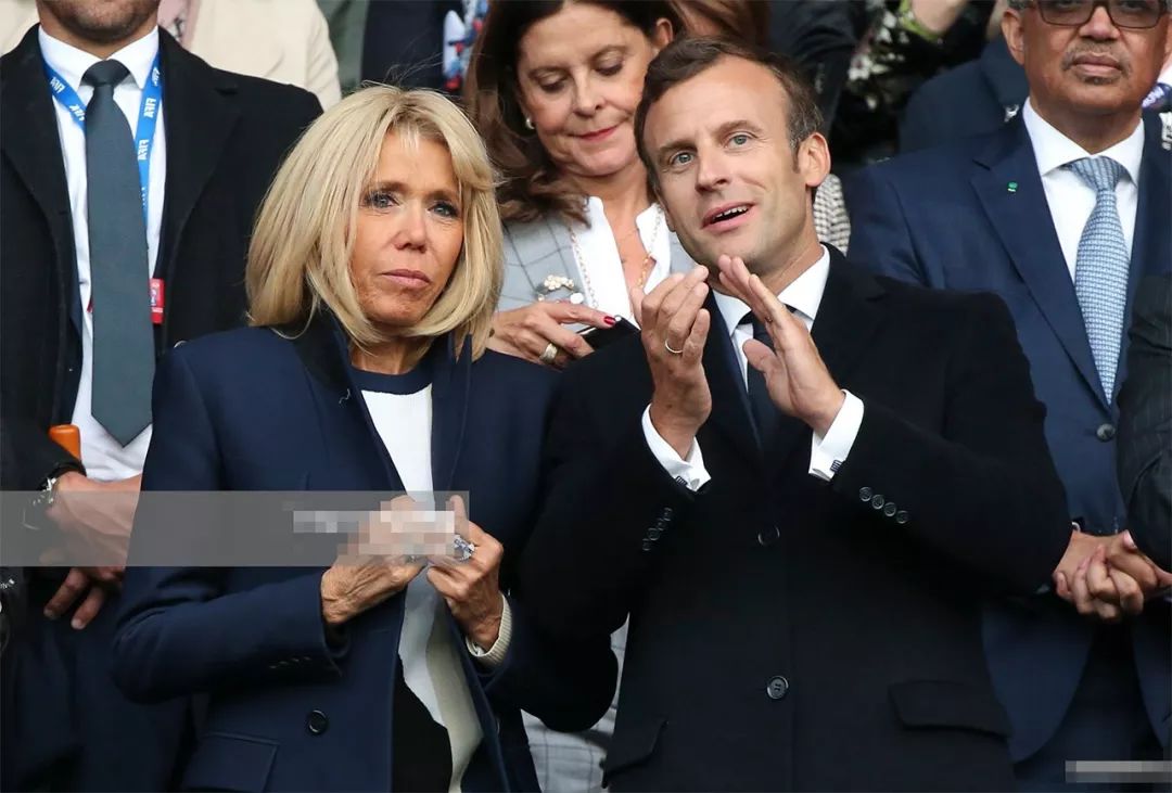 66岁法国第一夫人陪老公看球,双手抱胸气场足,马克龙竟变成陪衬