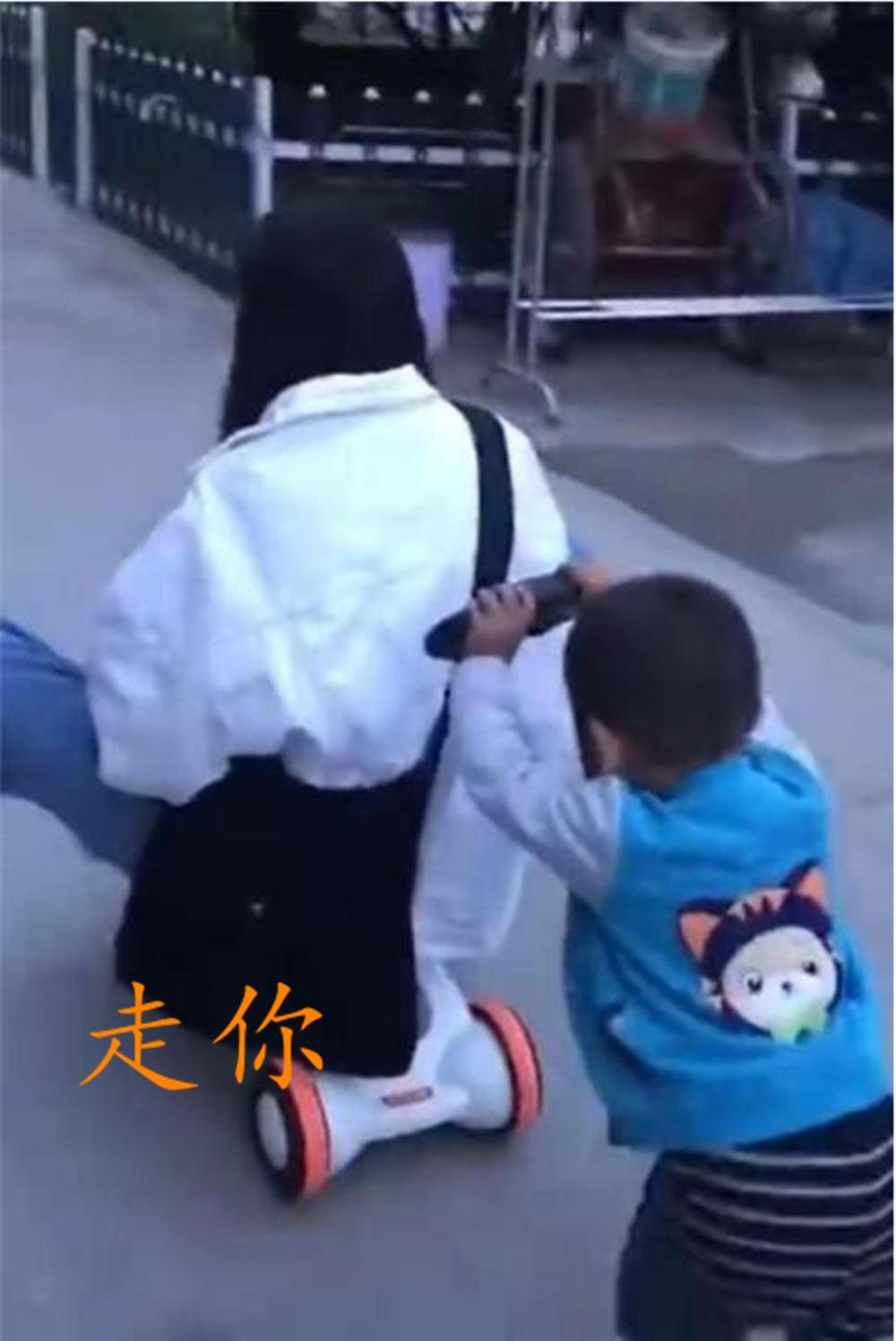 为什么宝宝更喜欢妈妈抱着他睡觉,小孩为什么喜欢粘着小姨