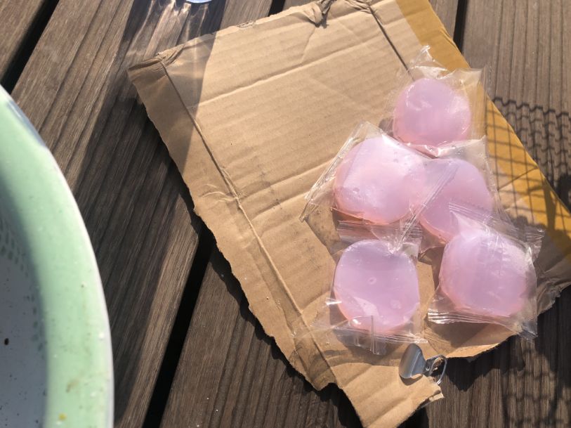 趁着午休两小时，他们在天台上组了个jió盆烤肉趴