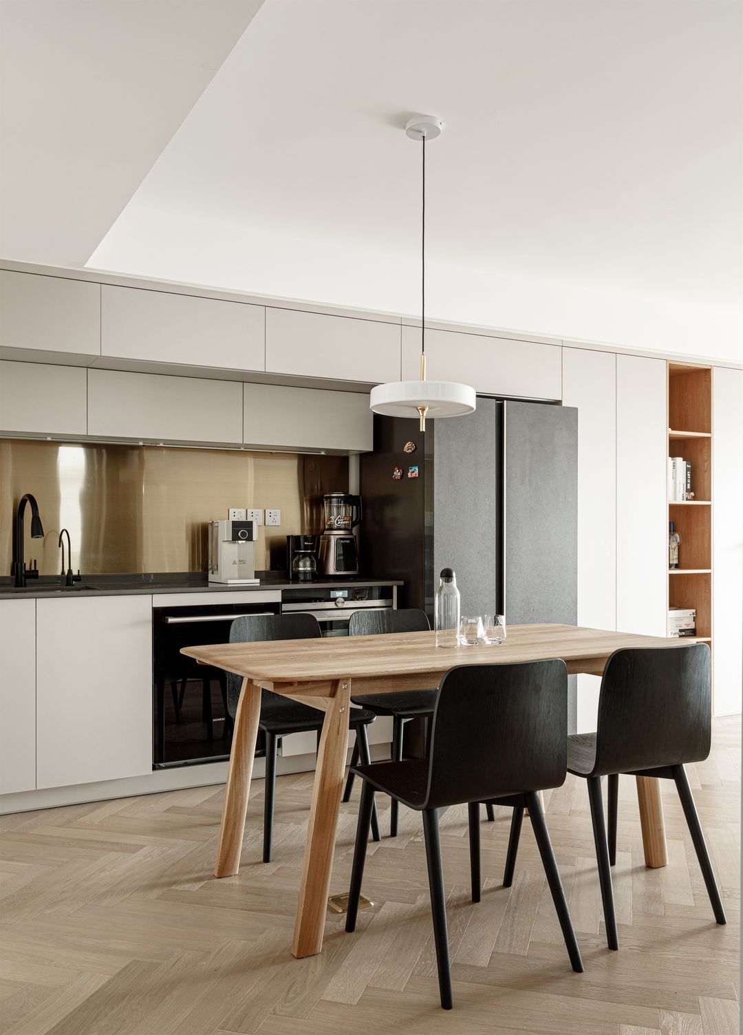 北京夫妻的断舍离装修，打满柜子做收纳，全屋奶咖色温馨又高级